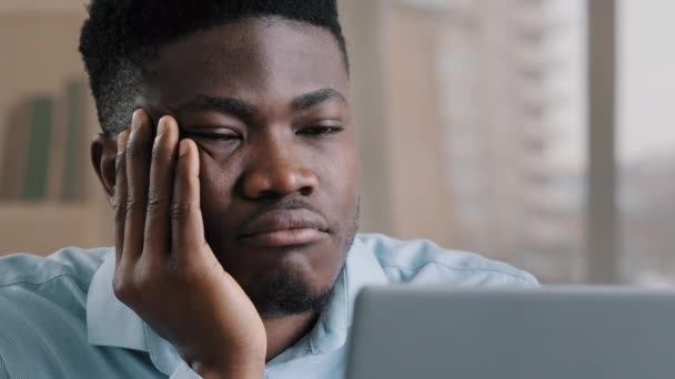 Gelangweilt Enttäuscht Afrikanischen Mann Amerikanischen Männlichen Geschäftsmann Haben Schlafprobleme Faule — Stockvideo