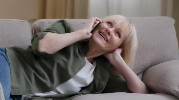 Velho Feliz Caucasiano Avó 60S Mulher Sênior Conversando Telefone Com — Vídeo de Stock