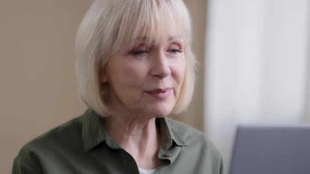 Yaşlı Beyaz Yaşlı Bir Kadının Portresi Büyükannesi Torunlarıyla Web Kamerasıyla — Stok video