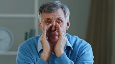 Yakın plan komik beyaz adam büyükbaba 60 'ların yaşlı iş adamı kıdemli patron kameraya bakarak megafon gibi el ele bağırıyor bağırıyor, kötü işitme problemleri yaşıyor.