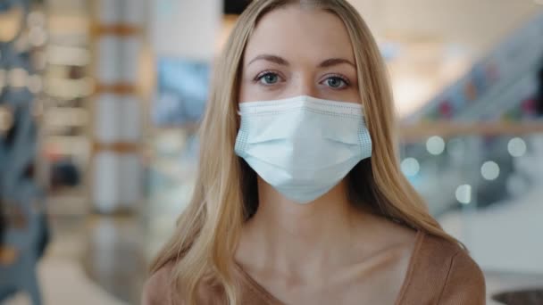 Portret Kaukaski 30S Tysiąclecia Dziewczyna Blondynka Bizneswoman Medycznej Masce Ochronnej — Wideo stockowe