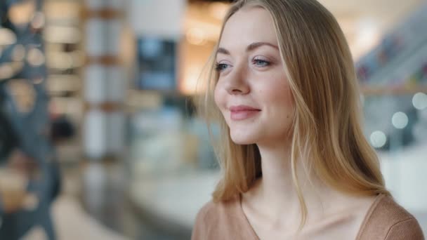 Sognando Bionda Caucasica Ragazza Guarda Fuori Dalla Finestra Gode Vista — Video Stock