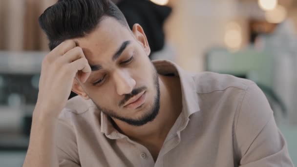 ストレスを受けたアラビア人の髭男緊張ストレスに苦しむインド人の男痛みを伴う頭の痛み頭痛過労心配疲れ従業員は屋内で考え圧倒深いトラブル思考悲しい動揺ボス — ストック動画