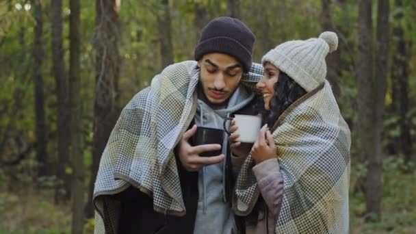 Jovem Casal Feliz Data Natureza Cara Menina Amantes Floresta Outono — Vídeo de Stock