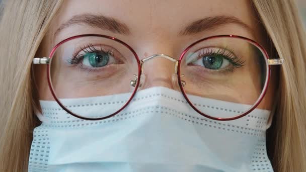 Extremo Primer Plano Cara Femenina Mujer Chica Caucásica Con Ojos — Vídeos de Stock