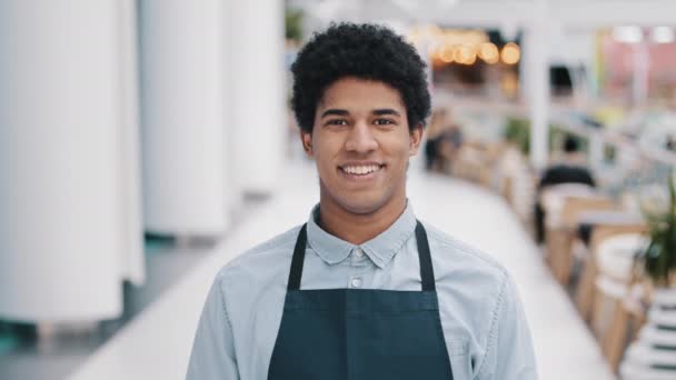 Man Portret Glimlachen Gelukkig Vriendelijk Afrikaans Cafe Pub Werknemer Biracial — Stockvideo