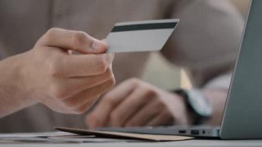 Yakındaki bir erkek eli kimliği belirsiz bir kadına kredi kartı veriyor, tanınmayan bir mali danışman kadın müşteriye kredi veriyor, banka hizmetleri finansal konsültasyon ödemesi yapıyor.