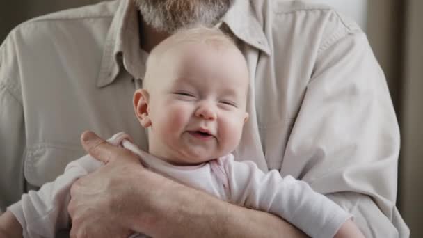 Kind Pasgeboren Meisje Baby Jongen Portret Onherkenbare Baard Vader Vader — Stockvideo