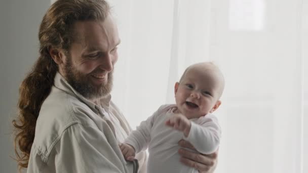 Vit Skäggig Far Håller Liten Glad Bebis Hemma Står Nära — Stockvideo