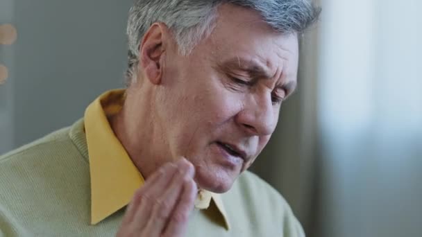 垂头丧气的白种人患有颈部疼痛60多岁的男性疲倦的祖父感到脊椎疼痛 摩擦肌肉不舒服 姿势不舒服 骨质疏松症 退伍症状 — 图库视频影像