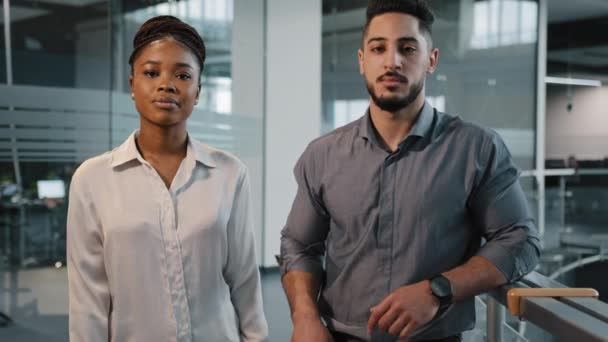 Een Paar Van Twee Serieuze Multiraciale Partners Binnen Kantoor Corporate — Stockvideo