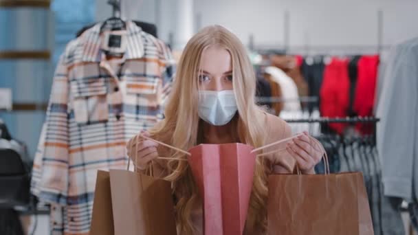 Uzun Saçlı Sarışın Bir Kız Müşteri Alıcısı Kafkasyalı Bir Kadın — Stok video