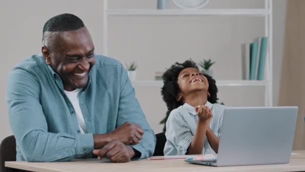 Μπαμπάς Και Κόρη Κάθονται Στο Γραφείο Διασκεδάζοντας Πατέρας Βοηθά Κορίτσι — Αρχείο Βίντεο