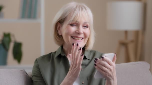 Close Blij Enthousiast Succesvol Verbaasd Oude Emotionele Vrouw Goed Nieuws — Stockvideo
