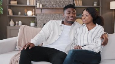 Mutlu yeni evli çift, evde kanepede oturan Afrikalı erkek ve kadınla evlendi. Televizyon seyredip gülüyorlar. Karı koca aile terapistiyle konuşuyor. Erkek arkadaş ve kız arkadaş evde öylesine sohbet ediyor.