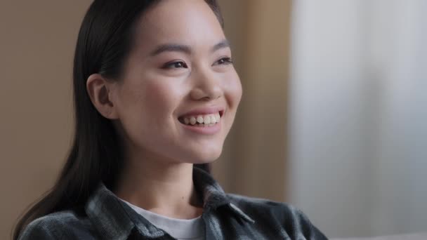 Fêmea Headshot Confiante Sorrindo Asiático Coreano Japonês Mulher Olhando Para — Vídeo de Stock