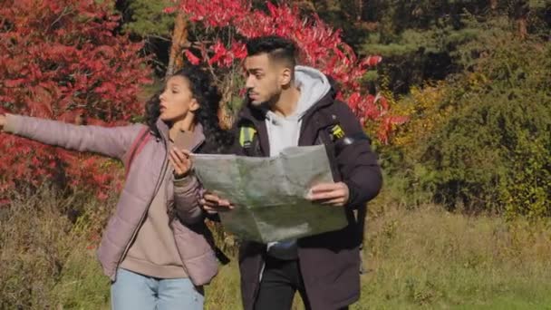 Ενοχλημένο Ζευγάρι Ισπανόφωνων Υποστηρίζοντας Σχετικά Σωστή Κατεύθυνση Διαδρομή Κοιτάζει Χάρτη — Αρχείο Βίντεο