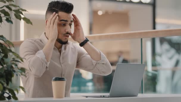 Bearded Arabische Indiaanse Man Werknemer Manager Freelancer Lezen Slecht Nieuws — Stockvideo