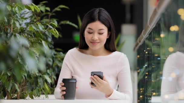 Дівчинка Азії Жінка Японії Китаю Сидить Столом Кафе Дивиться Мобільний — стокове відео