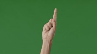 Erkek vücudunun 1 'den 5' e kadar sayan ve geri sayımı gösteren parmaklarıyla hesaplayan erkek vücudunu kapat. Birinci saniyenin 3 'te 1' i yeşil arkaplanda, kopyalama alanı ile izole edilmiş.
