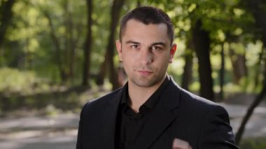 Neşeli, kendine güvenen, yetişkin iş adamı göstersene. Parmağını kameraya doğru uzat. En iyi seçimi yap.