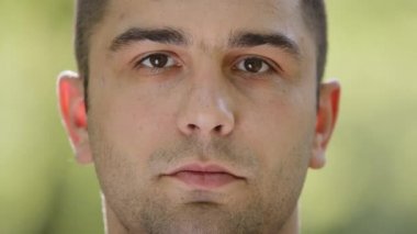 Kapalı kapılar ardında mutlu erkek portresi. Neşeli beyaz yakışıklı adam gülümseyen dişlek fotoğraf makinesi için poz veren. Bin yıllık yetişkin erkek.