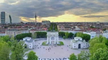 Lombardia Meydanı 'ndaki Milano İtalyan İHA' sının hava görüntüsü. Merkez tarihi kemer kompleksi, Arco della adımları. Yürüyen turistler, yukarıdan muazzam mimariyle birlikte.
