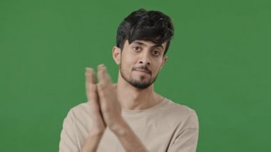 Arap Hindistanlı esmer adam İspanyol milenyum adamı onaylayıcı bir şekilde başını sallıyor erkek portresi yakın el çırpıyor ve diyor ki: 
