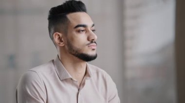 Hayal kuran mutsuz bir Arap adam derin düşüncelere daldı. Zor kararlar aldı. İlham arayışına girdi.