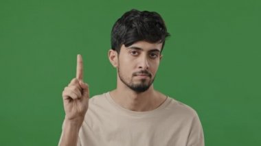 Sinirli bir Arap adam kameraya bakar, el sıkışır, el sıkışır, el hareketi yapmaz, onaylamaz, kafa sallar, olumsuz fikir reddeder, anlaşmazlık tatmin olmaz, şüpheci adam uyarır.