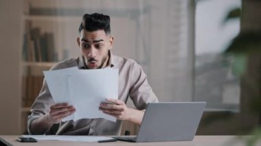 Şok olmuş iş adamı Arap adam çek belgeleri gerçekten başarılı bir sözleşme banka kredi almak e-ticaret anlaşma sevinç zafer kağıt atmak online piyango düşüşü dolar gelir kredi keyfini çıkarın