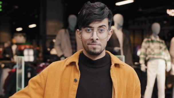 Elegante Gioioso Giovane Ragazzo Shopper Sta Boutique Punti Pacchetti Soddisfatti — Video Stock