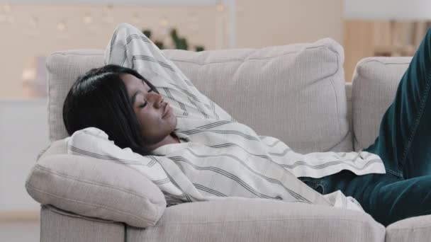Молодая Африканская Американка Лежит Расслабляясь Удобном Диване Закрытыми Глазами Привлекательная — стоковое видео