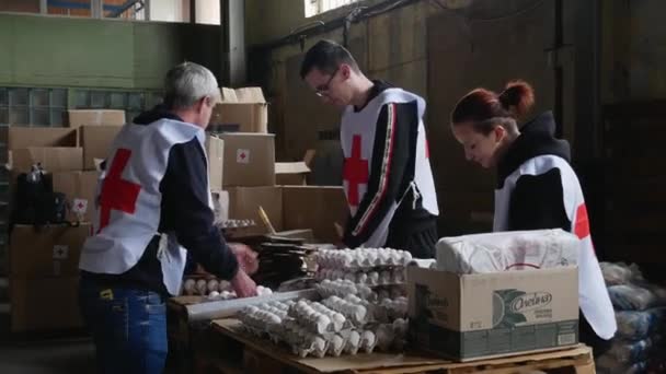 Região Kharkiv Kharkov Rogan Ucrânia 2022 Grupo Voluntários Que Ajudam — Vídeo de Stock