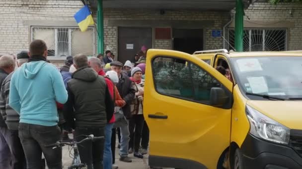 Kharkiv Kharkov Region Rogan Ucrania 2022 Multitud Personas Esperando Ayuda — Vídeos de Stock