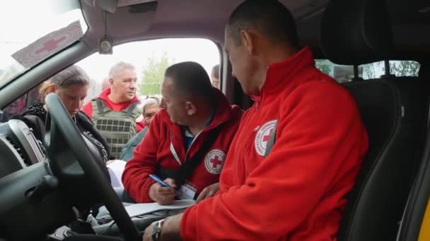 Харьковская Область Роган Украина 2022 Волонтерская Организация Красный Крест Поддерживает — стоковое видео