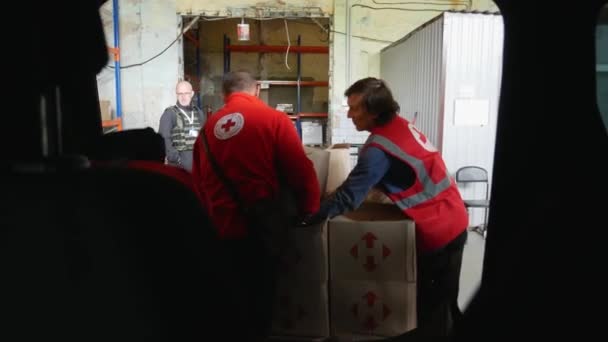 Kharkiv Kharkov Region Rogan Ucrania 2022 Voluntarios Cruz Roja Cargan — Vídeo de stock