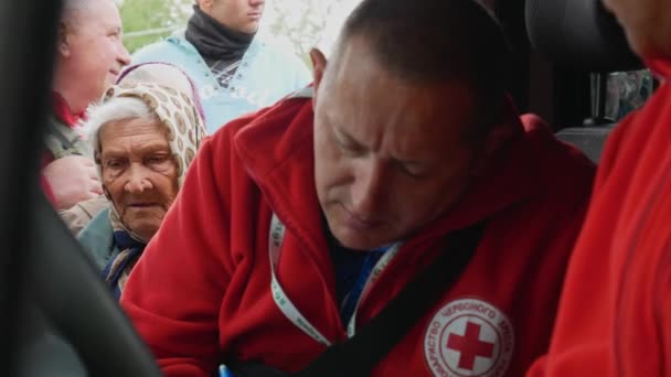 Kharkiv Kharkov Region Rogan Ukraine 2022 Male Red Cross Volunteer — Stockvideo