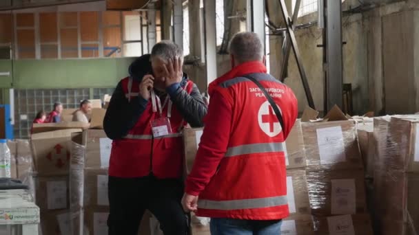 Kharkiv Región Kharkov Rogan Ucrania 2022 Cruz Roja Voluntario Almacén — Vídeo de stock