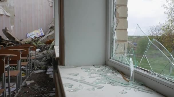 ハリコフハリコフ地域 ロガン ウクライナ 2022 ガラスの壊れた窓のシャード教室を破壊ミサイル攻撃の学校壊れた屋根の結果ロシアの侵略空襲 — ストック動画