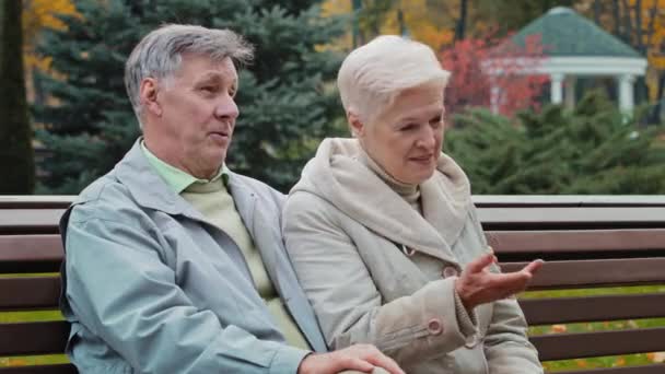 Kaukasische Bejaarde Familie Rusttijd Samen Herfst Park Zitten Bank Getrouwd — Stockvideo