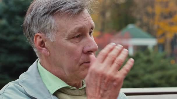 Close Portrét Unavený Kavkazský Senior Muž Odpočinek Víkend Venku Sedět — Stock video