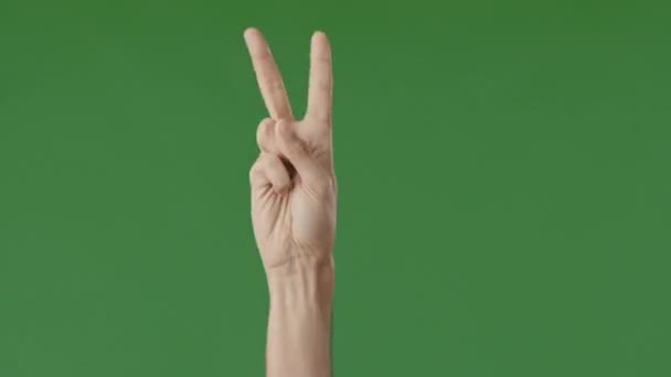 Erkek Kaldırır Iki Parmağı Erkeksi Vücut Parçası Yeşil Arka Plan — Stok video