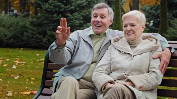 Ancianos Feliz Familia Pareja Caucásica Mujer Hombre Sentarse Banco Juntos — Vídeos de Stock