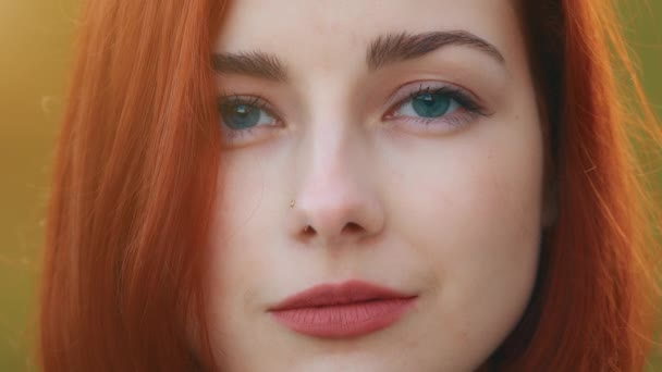 Kızıl Saçlı Genç Kız Portresi Çekici Bir Kadın Güzel Şık — Stok video