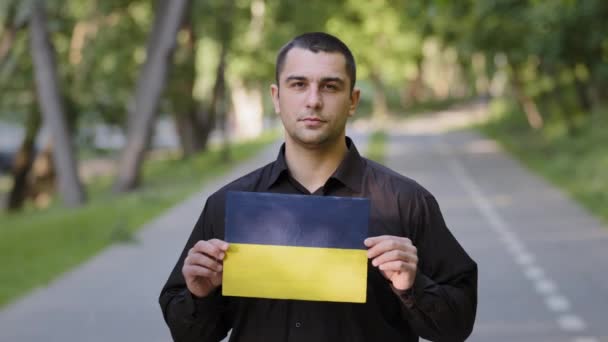 Poważny Człowiek Kaukaski Dorosły Patriota Aktywista Protestujący Nosić Czarny Koszula — Wideo stockowe