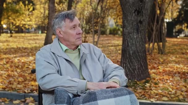 Ältere Kaukasische Verärgert Senior Rentner Mann Großvater Rentner Sitzt Allein — Stockvideo