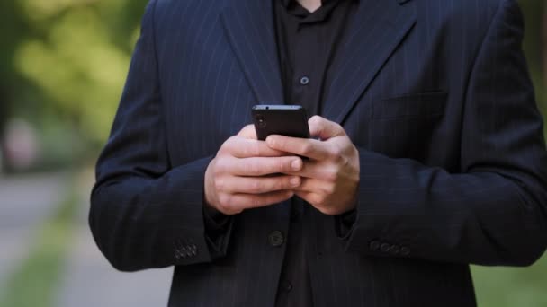 Nahaufnahme Männliche Hände Unbekannter Mann Schwarzem Anzug Hält Smartphone Chat — Stockvideo