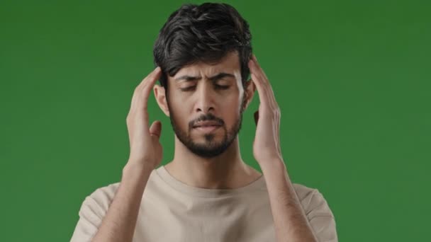 閉じるアップ男性ポートレートの若いですアラビア語インディアン不健康な悲しい男ストレスの多い男マッサージ寺院苦しみから頭痛痛みを伴う片頭痛疑い作る複雑な決定を感じるうつ病慢性疲労 — ストック動画