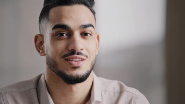 Drömmande Arabiska Stilig Ung Man Agent Arbetare Djupt Tankar Titta — Stockvideo